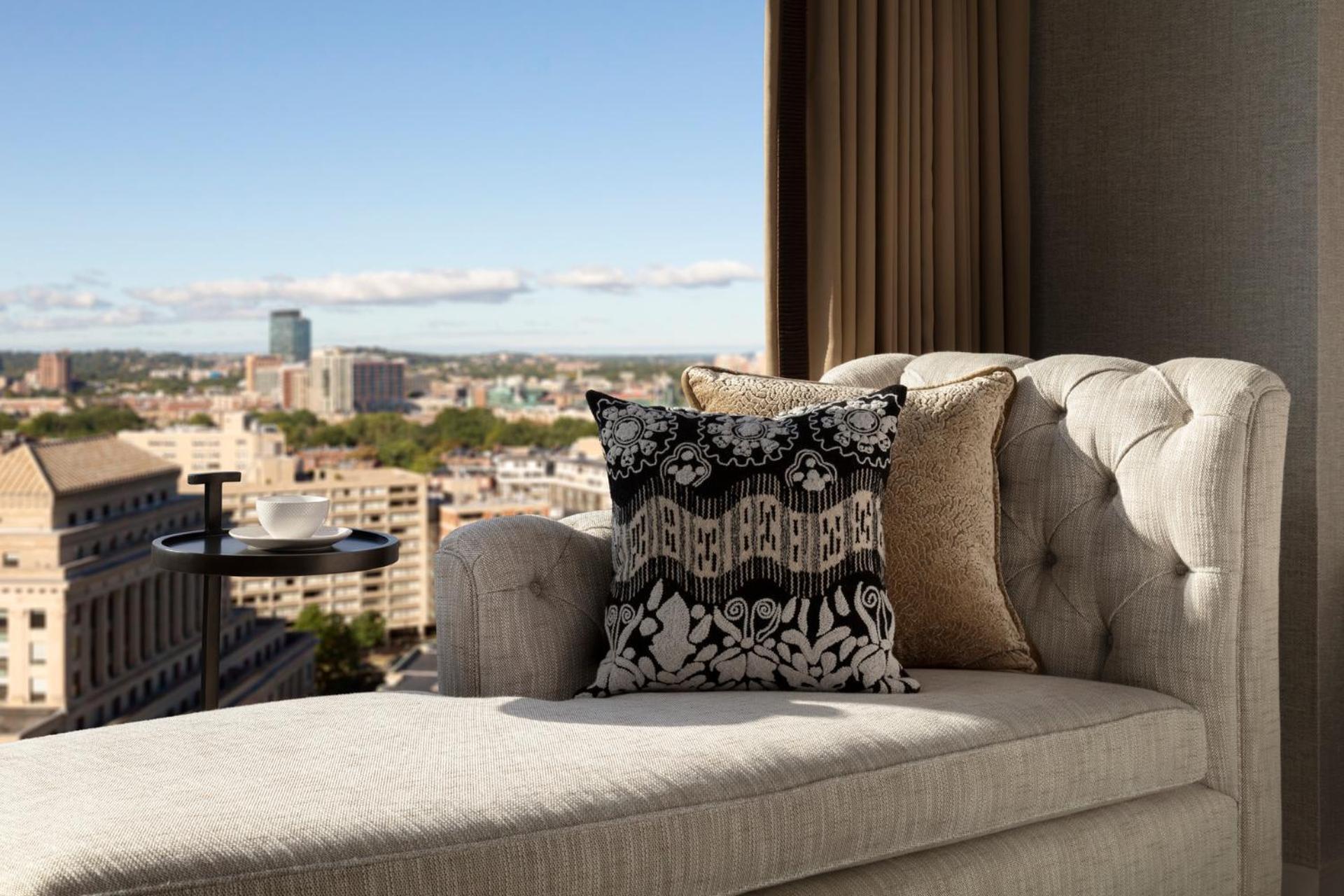 Deluxe King Room City View Accessible