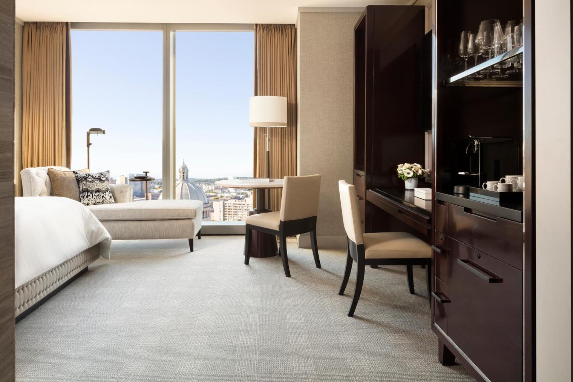 Deluxe King Room City View Accessible