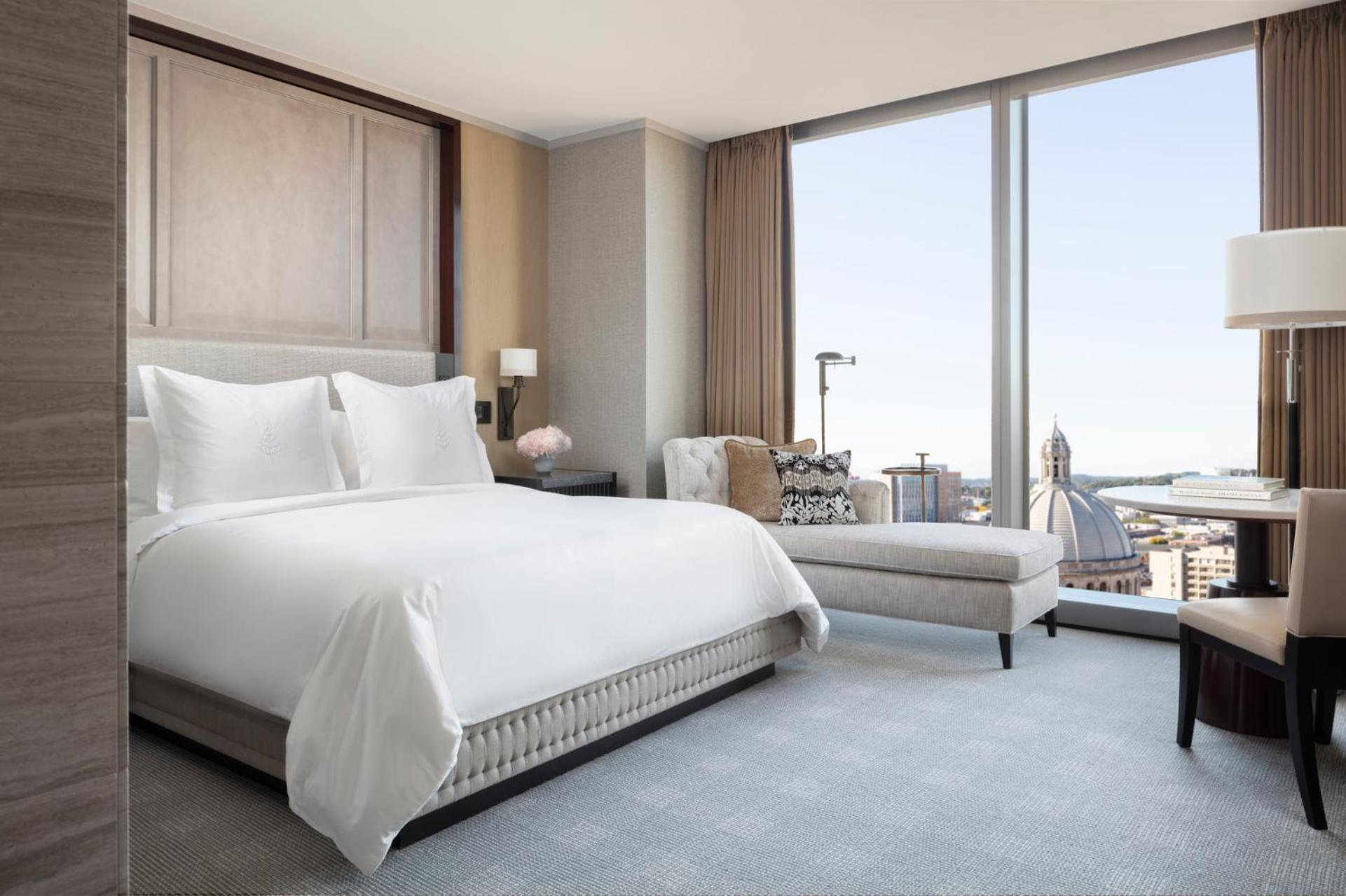 Deluxe King Room City View Accessible